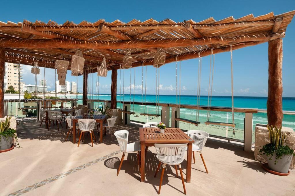 *Turquoise Escape- Beachfront Studio By Casa Paraiso* Cancun Bagian luar foto